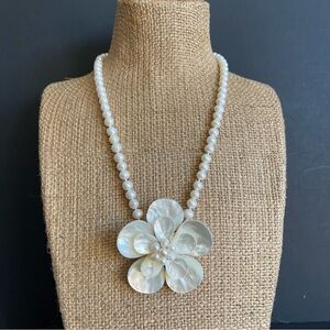 Elegant genuine freshwater Pearl & mother of pearl Flower pendant Necklace.